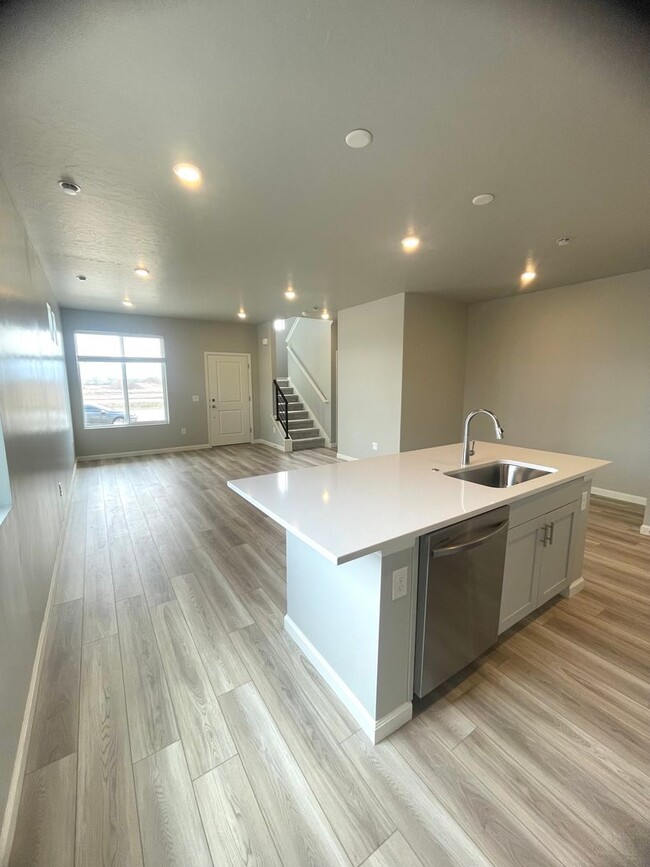 Building Photo - New 4 Bedroom Townhome