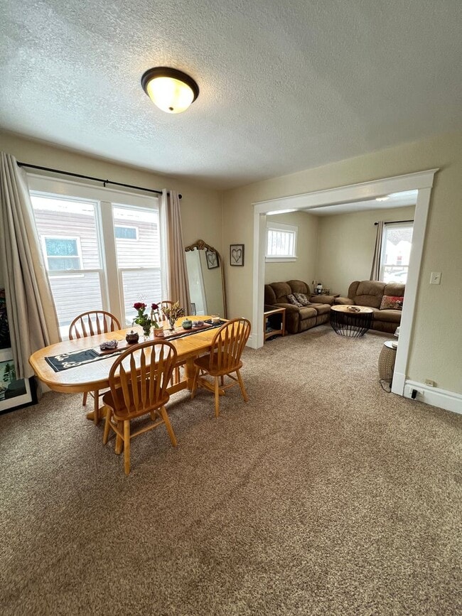 Building Photo - AVAILABLE AUGUST 1 - Spacious 3+ Bedroom Home