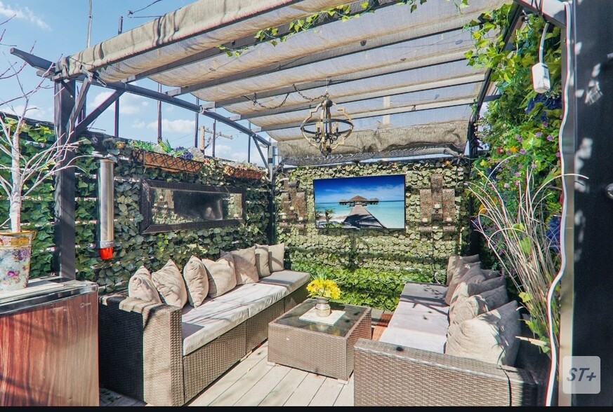 Pivate Top Deck - 708 N Rockwell St