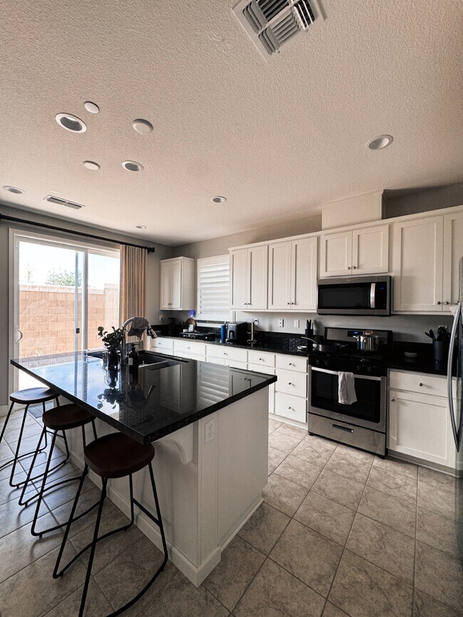 Building Photo - 2072 Parsons Dr