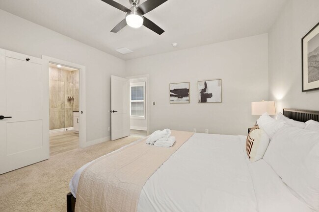 Building Photo - 913 NE Hts Ln