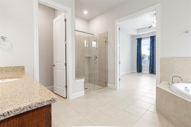 Building Photo - 728 Landing Ln