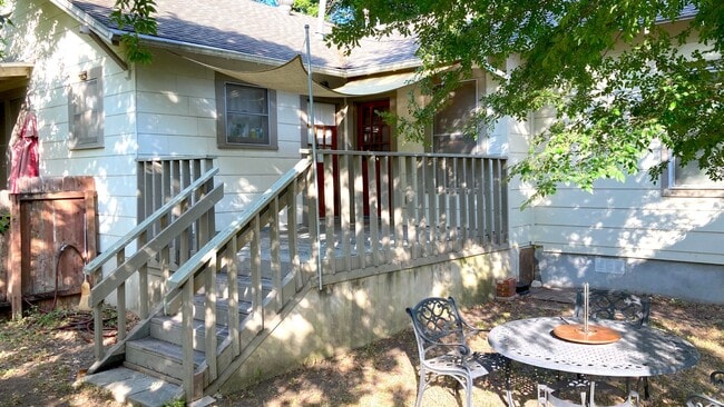 Building Photo - Charming Hyde Park Bungalow with Modern Co...