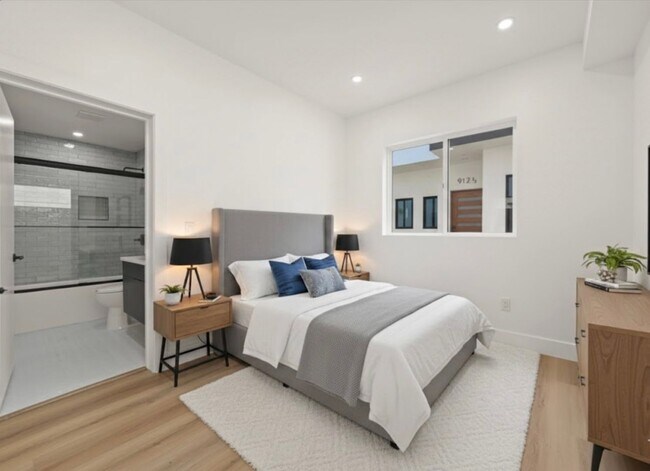 Building Photo - 910 N Hudson Ave