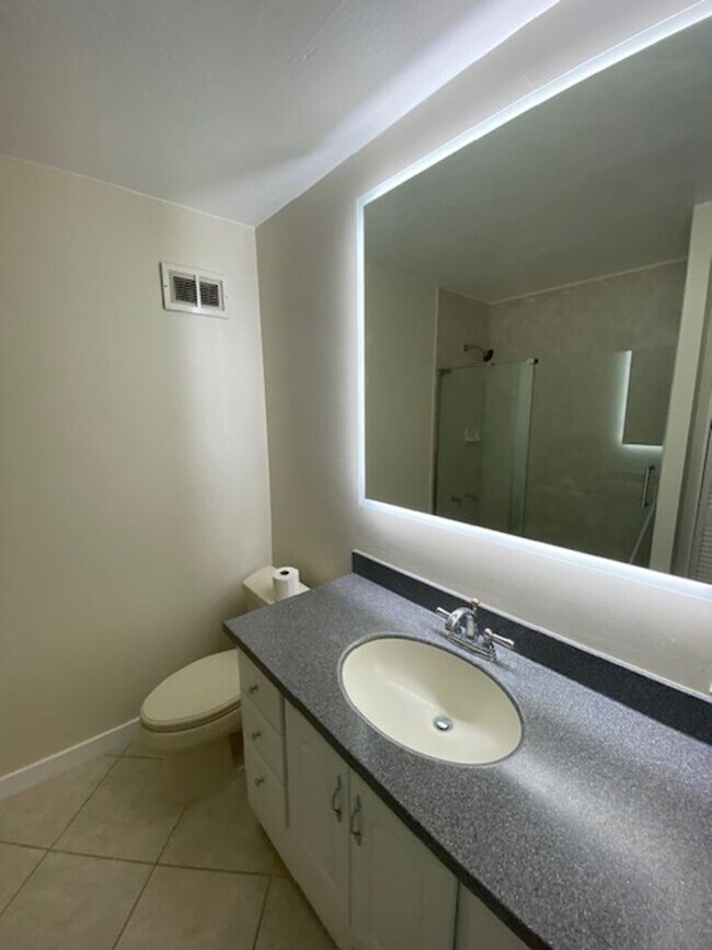Building Photo - Centrally Located Queen Emma Gardens,