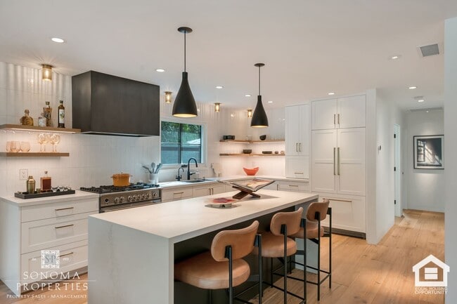Building Photo - 3 Bedroom Exquisitely Furnished Home
