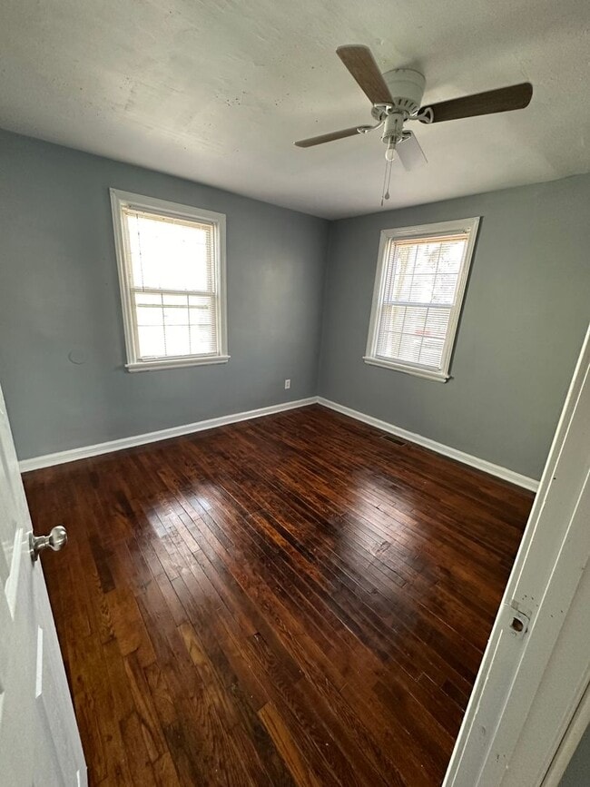 Building Photo - 3 bed 2 bath house on North Side! All electric, Central Air, laundry included, big yard