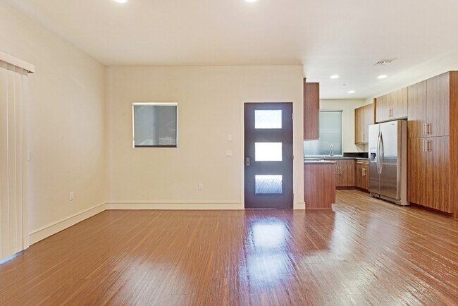 Building Photo - 94- #4 N. Oakview Drive