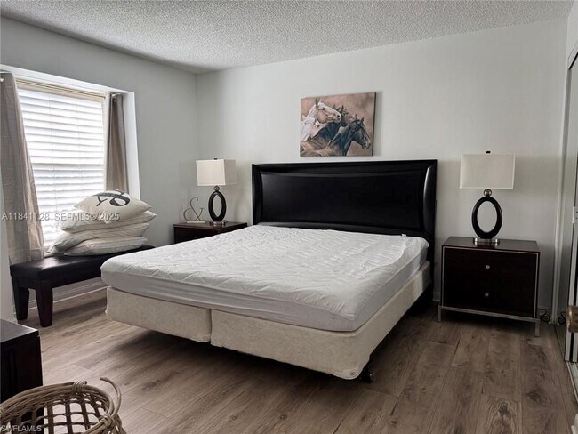 Building Photo - 1900 Alamanda Dr