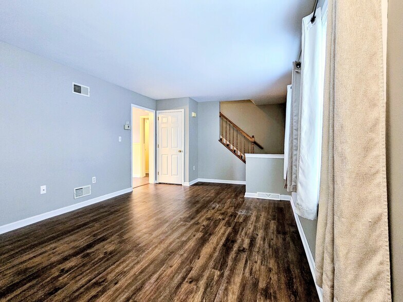 Building Photo - 131 Red Stone Cir