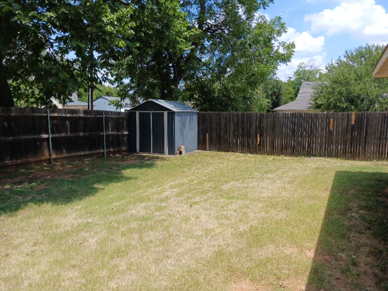 Building Photo - 715 N Pecan St