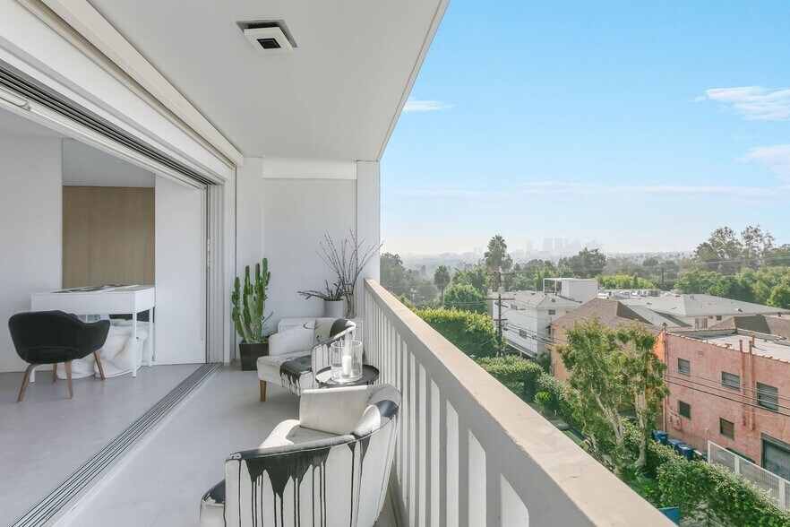 Building Photo - 999 N Doheny Dr