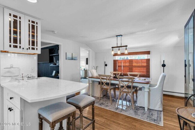 Building Photo - 115 10th Ave