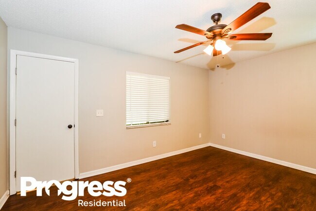 Building Photo - 215 River Chase Dr