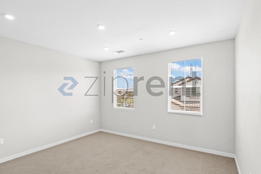 Building Photo - Unit