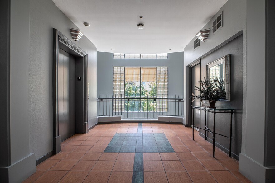 4th Floor landing - 97 E Saint James St