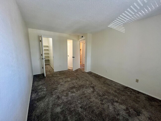 Building Photo - ** Move in Special ** 2 Bed 1 Bath Washer/...