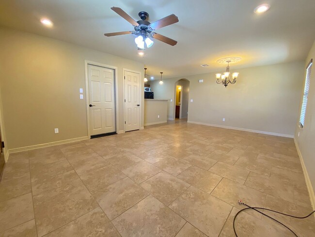 Building Photo - 5710 Saluki Dr