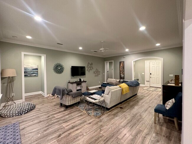 Building Photo - 613 Tulip Tree Way