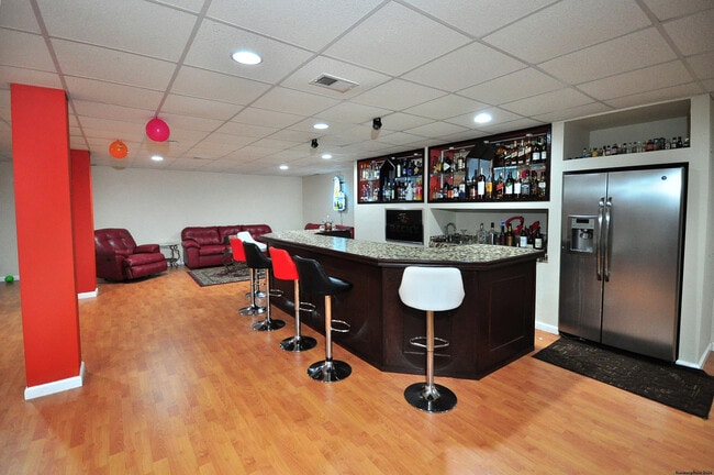 Building Photo - 3 Maplecrest Ln