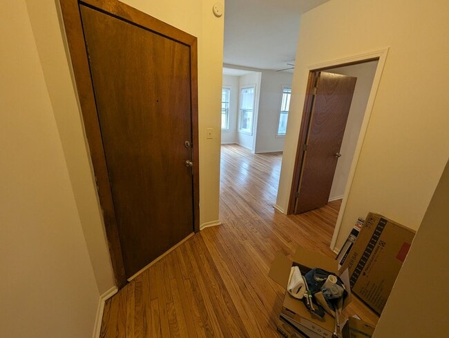 Building Photo - Updated Very Large 2 BR In Uptown