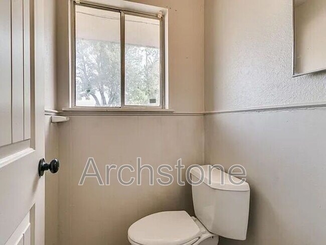 Building Photo - 3217 Overland Dr