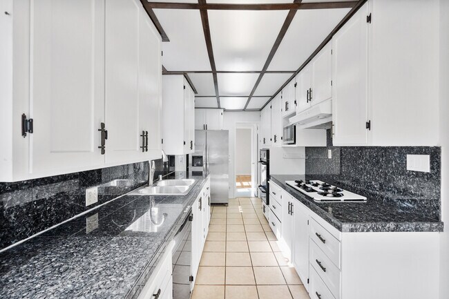 Building Photo - 15235 La Maida St