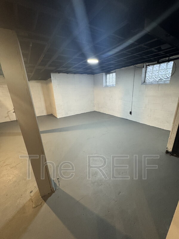 Building Photo - 9365 Birwood St