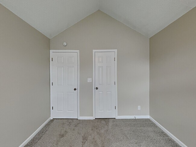 Building Photo - 215 Shamrock Way