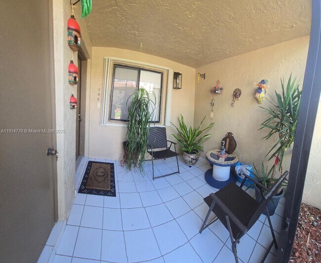 Building Photo - 302 Lakeview Dr