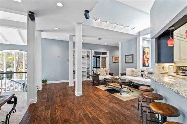 Building Photo - 633 Village Ln N