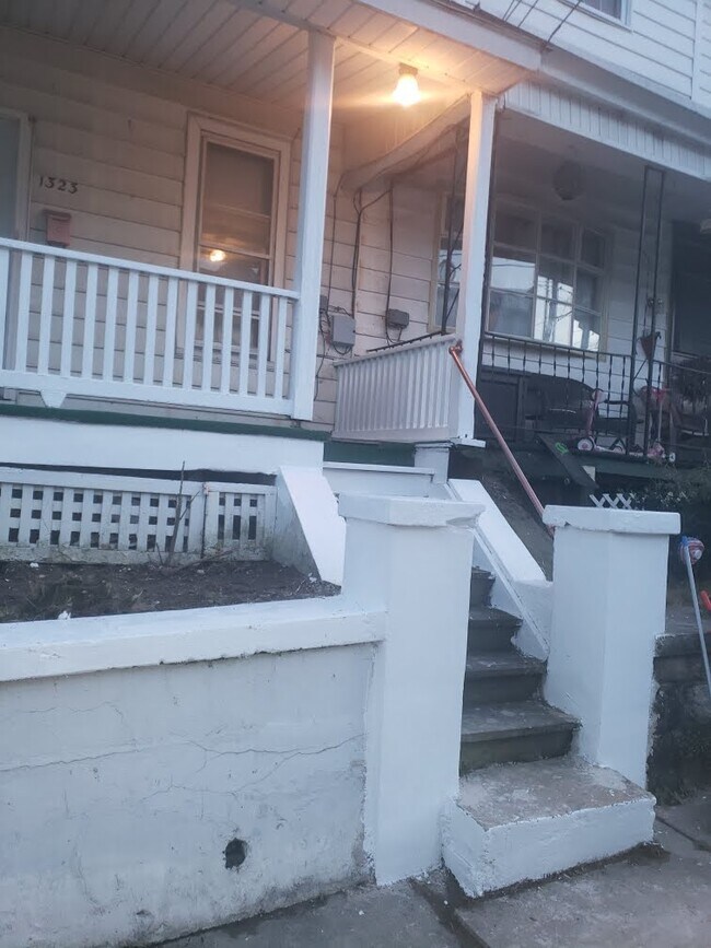 Building Photo - 1323 W Norwegian St