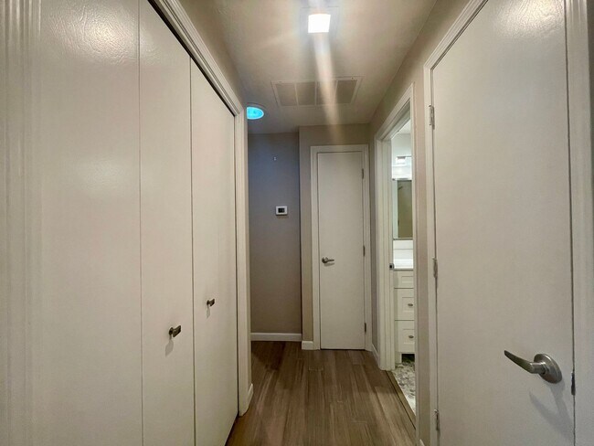 Building Photo - Beautiful 3 Bed 2 Bath House in Happy Valley!! A/C, Additional Living Area, Great for Entertaining!!