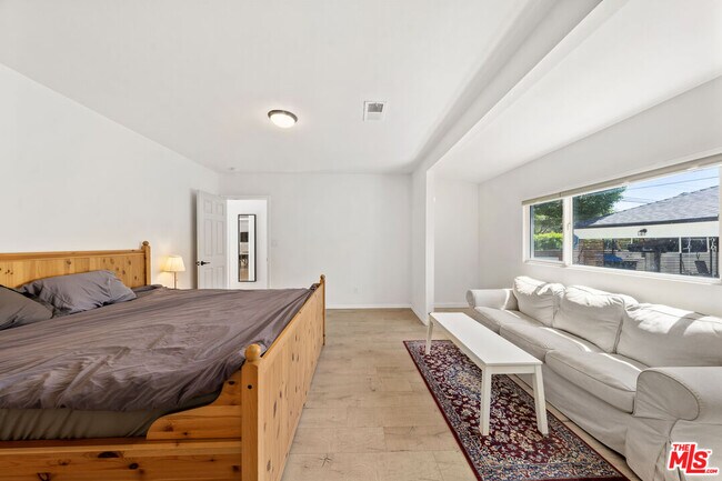 Building Photo - 2559 Colby Ave