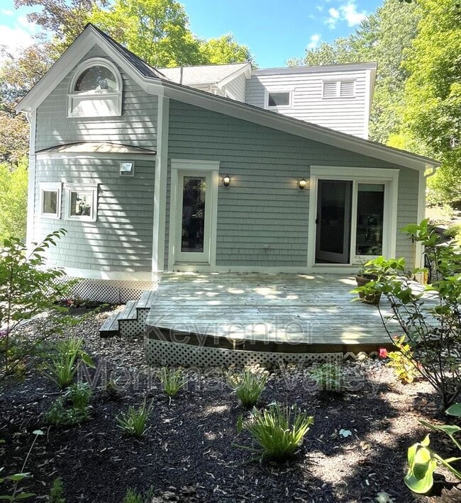 Building Photo - 44 River St