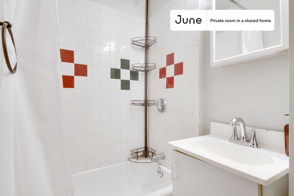 Building Photo - Private bedroom in 2 bed/1.5 bath Home