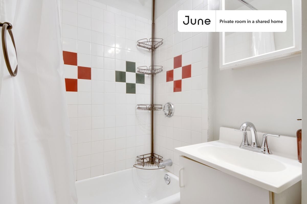 Building Photo - Room in Shared 2 bed/1.5 bath home in Newton Corner