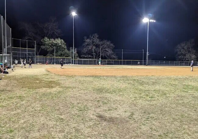 Building Photo - 2511 E 9th St