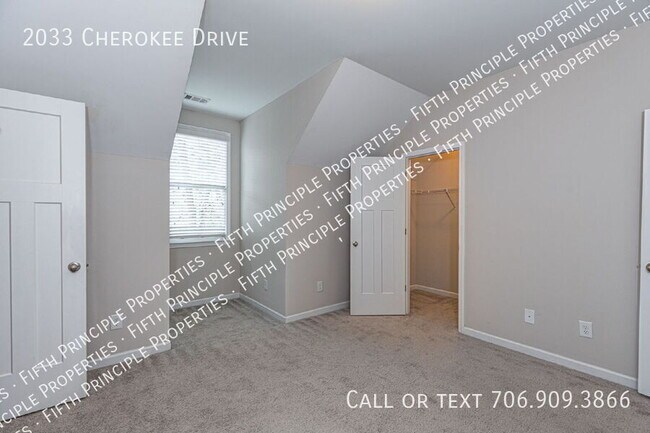 Building Photo - 2033 Cherokee Dr