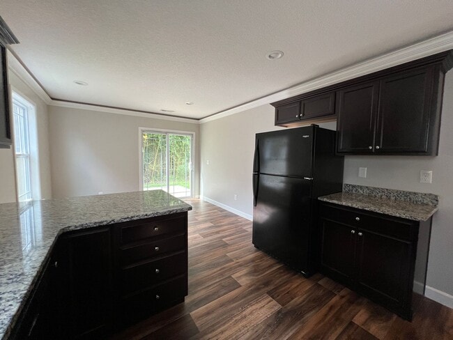 Building Photo - Spacious 3/2 Move In Ready Now!