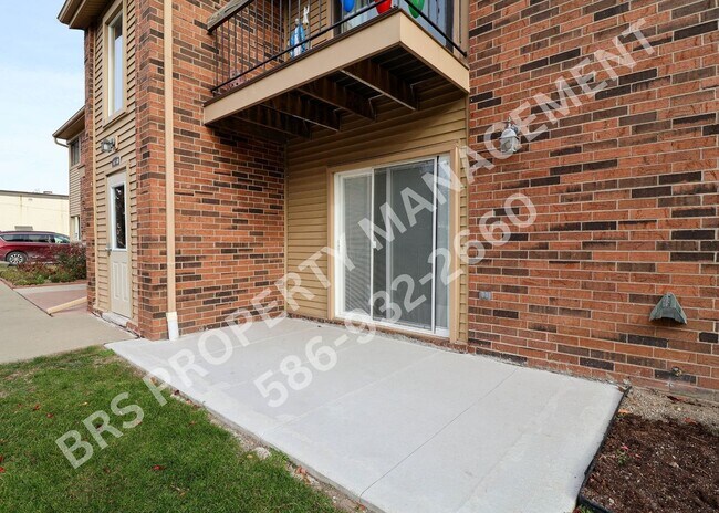 Building Photo - **JUST REDUCED** Beautifully Remodeled 2-Bedroom Condo in Fraser, MI