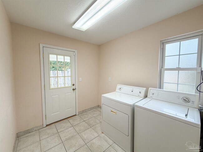 Building Photo - 3915 Potosi Rd