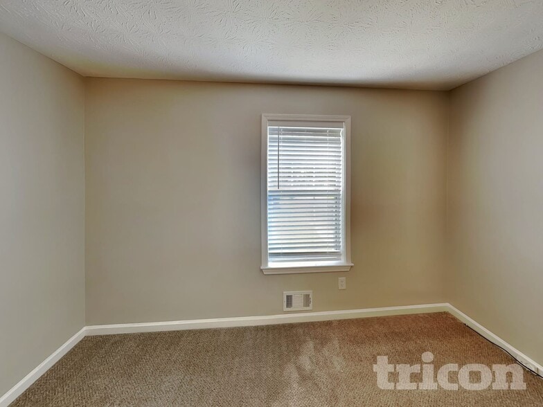 Building Photo - 172 N White Pines Dr