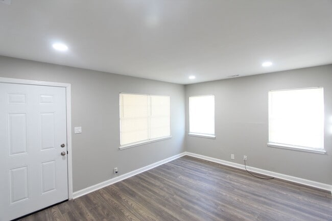 Building Photo - Cute ! Cute! Cute! New on the Market and Newly Renovated!