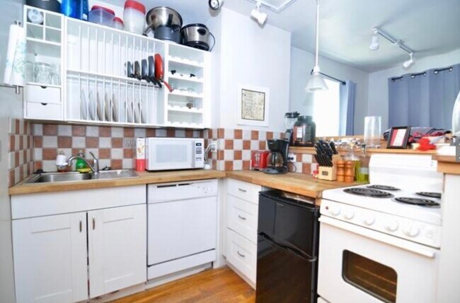 Building Photo - 3 St Charles St