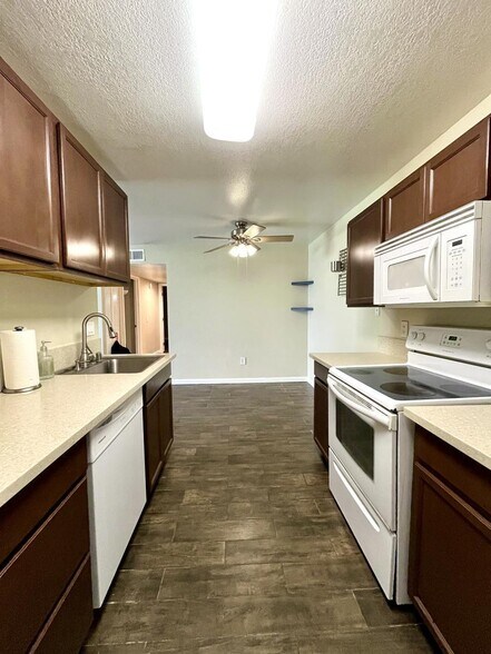 Building Photo - 1265 Kendall Dr