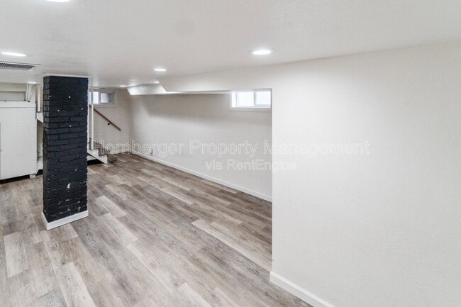 Building Photo - 908 E Longfellow Ave