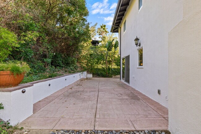 Building Photo - 4920 Tarzana Woods Dr