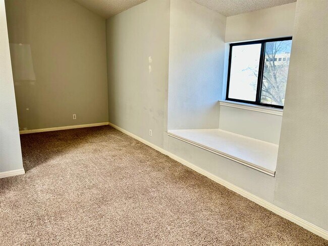 Building Photo - 502 W 17th St