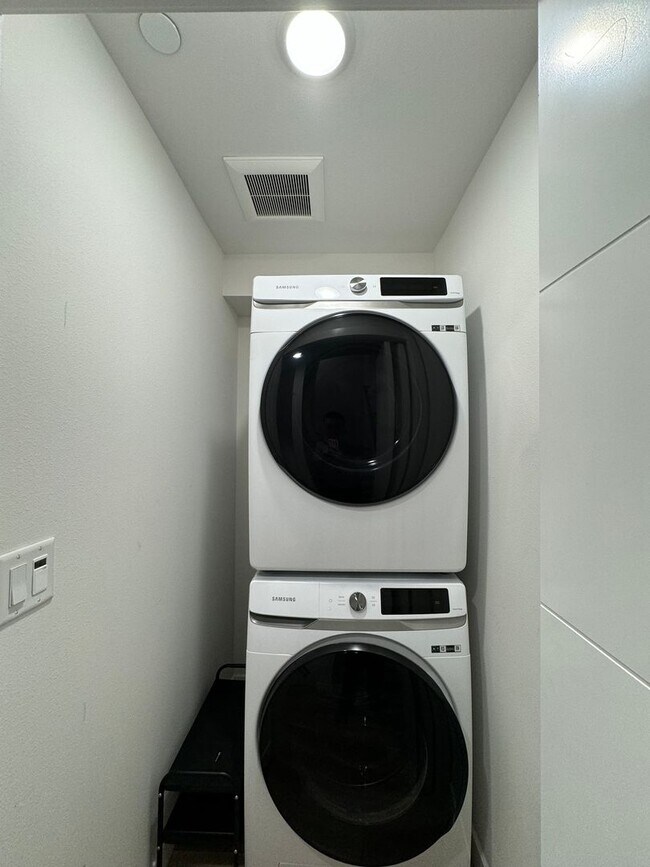 Building Photo - 3B3B cozy townhome